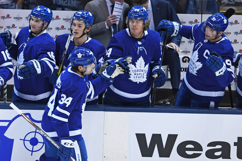 TORONTO, ON - OCTOBER 05: Toronto Maple Leafs Left Wing Kasperi Kapanen (24) celebrates first period goal at the bench during the regular season NHL game between the Montreal Canadiens and Toronto Maple Leafs on October 5, 2019 at Scotiabank Arena in Toronto, ON. (Photo by Gerry Angus/Icon Sportswire)